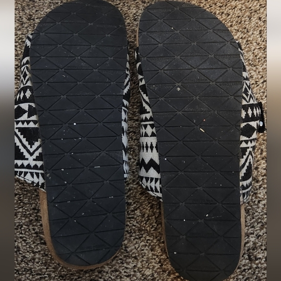 Minnetonka Black and White Slip-On Sandals - Picture 5 of 5
